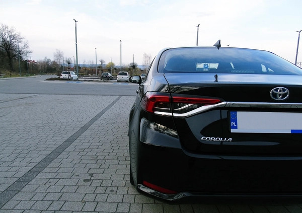 Toyota Corolla cena 76700 przebieg: 83000, rok produkcji 2019 z Chełmża małe 301